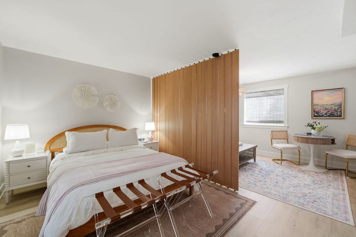 The Driftwood, refugio privado para huéspedes: un refugio tranquilo y apartado que cuenta con baño privado y sala de estar privada, ideal para abuelos, familiares o parejas que valoran la privacidad adicional.