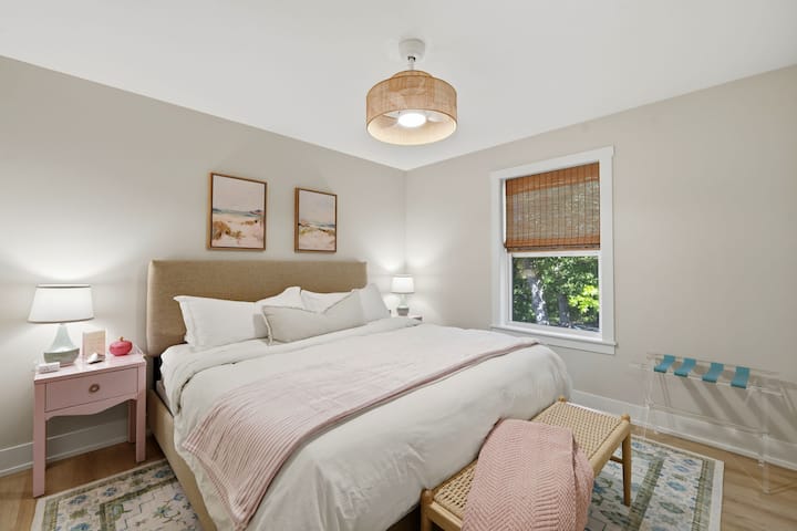 Suite Blush Shore: luminosa y cuidadosamente decorada, esta habitación ofrece un espacio acogedor y tranquilo para relajarse después de un día en el lago o de explorar Harbor Country.