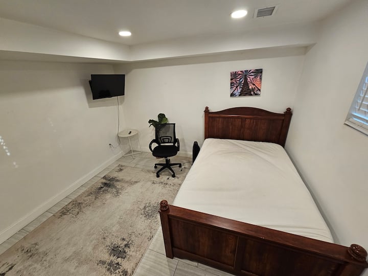 Cozy Bedroom Available. - Edison, NJ