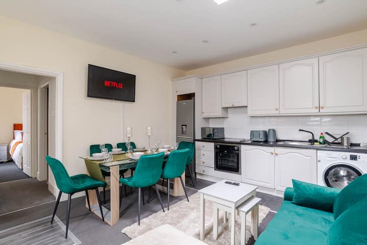 Family & Group Flat Near Piccadilly Line + Parking - Hounslow