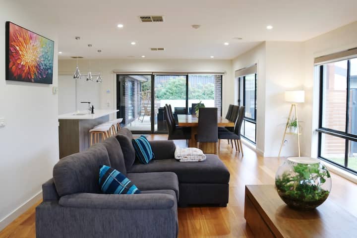 Modern 2br 1.5ba House With Auto Solar Heated Pool - Canberra