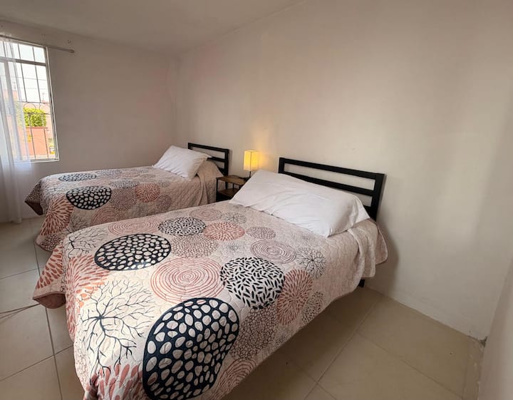 საძინებელი ორი ერთადგილიანი საწოლითა და გარდერობით. 