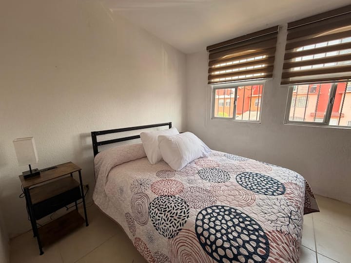 საძინებლები ორსაწოლიანი საწოლით, დიდი კარადა. 