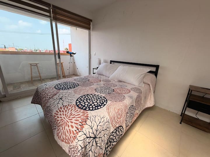 ორადგილიანი საწოლი, ხედი აივნიდან, ტელესკოპი ვულკანების დასათვალიერებლად და ბარი დილით ყავის დასალევად. 