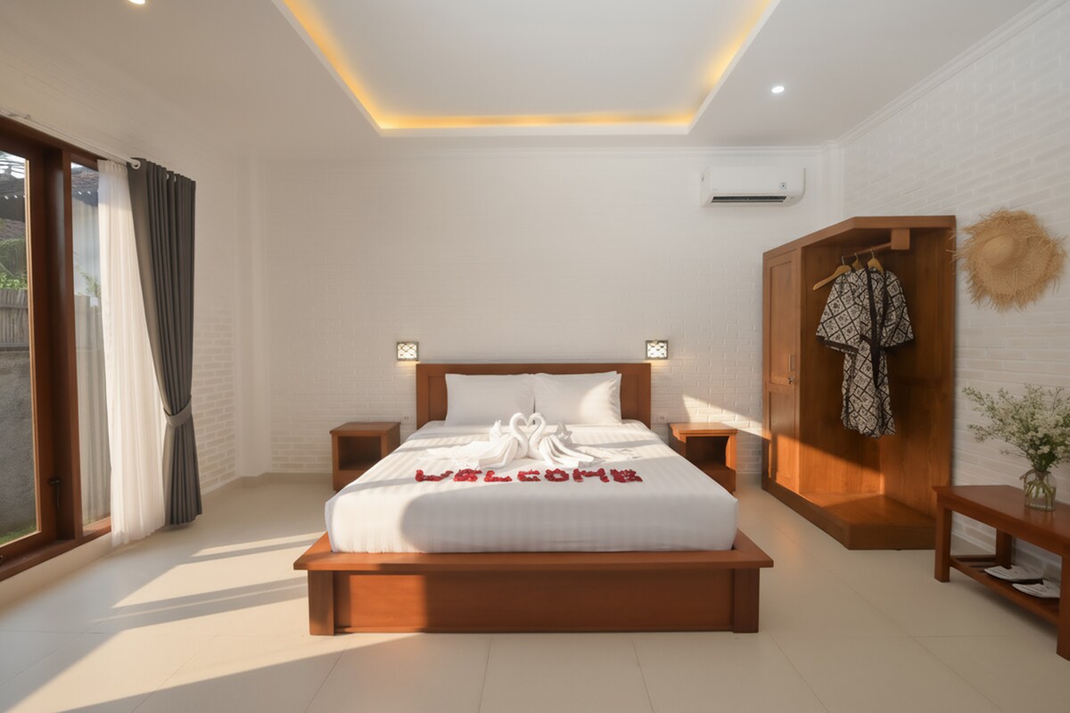 Home in Kuta Utara · 2 bedrooms · 2 beds · 2 private baths, Airbnb comparable