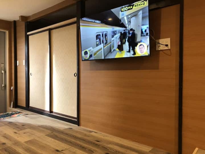 Obývacia izba: televízor a posuvné dvere