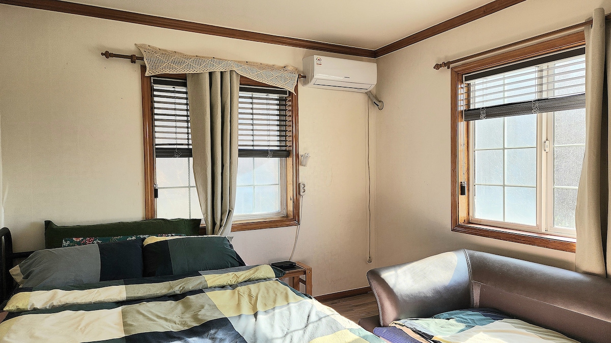 เตียงคู่ 1 หลัง + เตียงโซฟา 1 หลัง