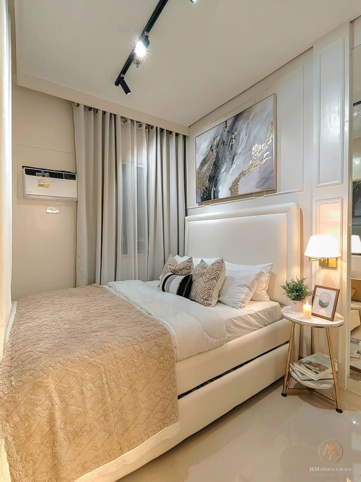 Totalmente climatizado. 1 quarto privativo. Cama queen size com colchão extra tamanho single. Se você tiver filhos pequenos, esta cama de solteiro pode ser estendida para oferecer espaço adicional para dormir.