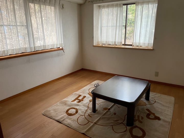 C室は床置きマットレスを用意します。こたつがあります。