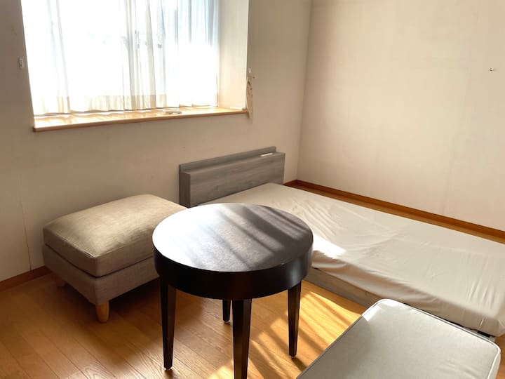 B室はセミダブルのベットが1台あります。