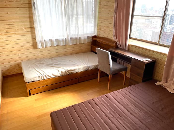 A室はシングルベッドが2台あります。