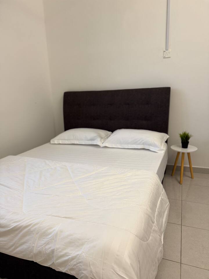 Svetlá a pohodlná izba s útulnou posteľou, mäkkou posteľnou bielizňou a relaxačnou atmosférou – ideálna pre rodinu alebo priateľov.