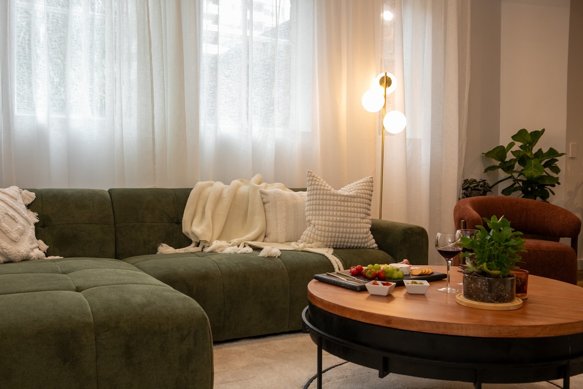 Top performing Airbnb: Prestige Experience in a 1883 Historical Building in Melbourne