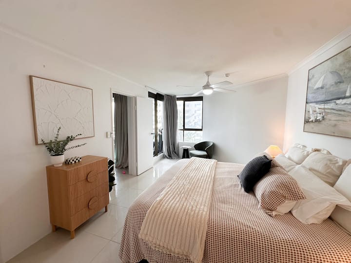 Un dormitorio principal grande y lleno de luz con vistas al mar, vestidor y baño privado, un espacio fácil y cómodo para desempacar tus maletas y sentirte como en casa.
