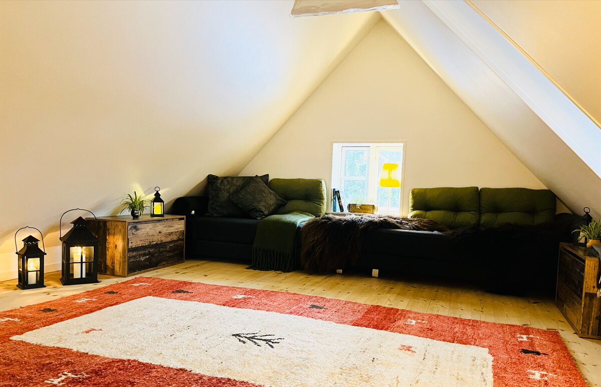 Primera habitación subiendo las escaleras. Dos camas extraíbles que se pueden mover según sea necesario. 
Las dos camas se pueden plegar para formar camas dobles.