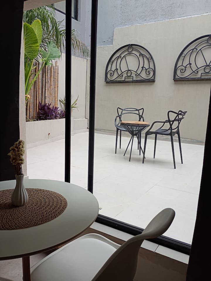 Monoambiente con patio y parrilla en Parque Chas