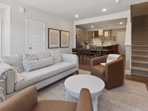 Top performing Airbnb: Downtown Walkable · King Bed · Balcony · Garage in South Park