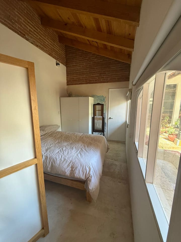 Chumba cha kulala cha watu wawili, ghorofa ya chini na mwonekano wa baraza, mtindo wa kikoloni unaokarabatiwa 