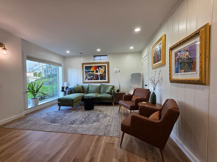 Charming Guest Suite With Lake And Mountain Views - Seattle, WA