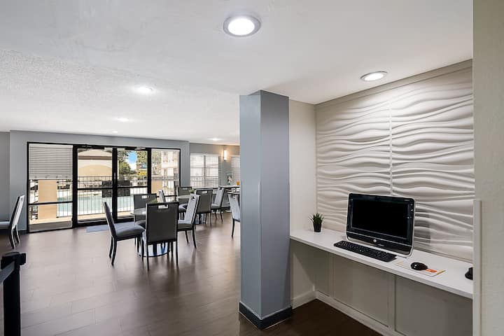 Quality Suite Dfw |Airport Shuttle|pool |Breakfast - Irving, TX