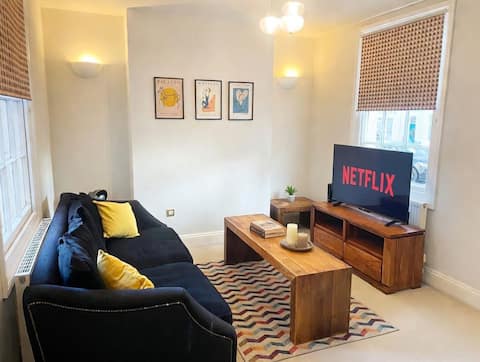 Cosy Townhouse in Central Leamington with parking