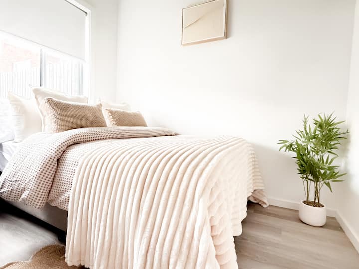 North Wollongong Accessible Apartment | W/ Parking - Wollongong