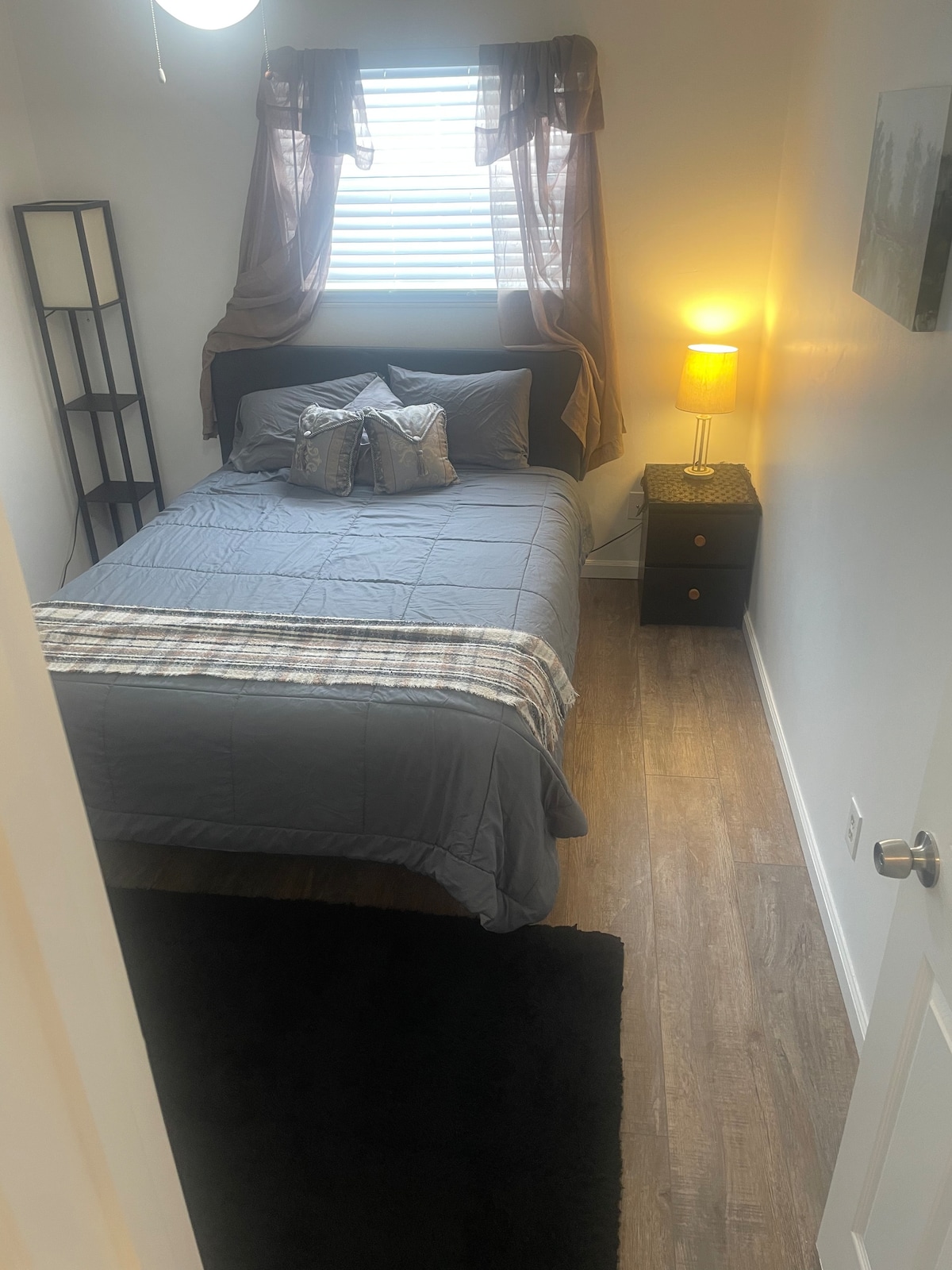 El dormitorio del medio tiene un amplio armario con organizador, cubículos y espacio en los estantes. 