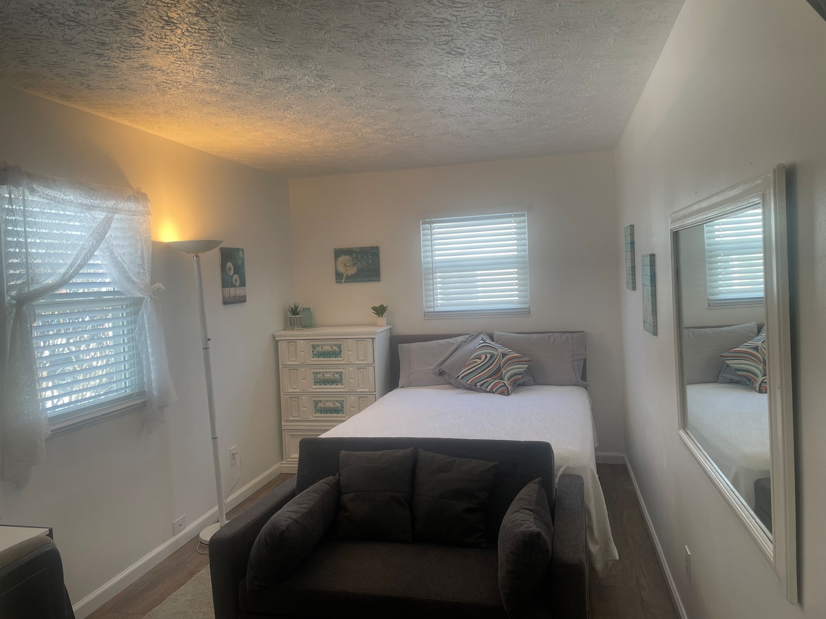 El dormitorio 3 tiene un cómodo sofá que es un sofá cama extraíble, un espacio de trabajo dedicado y un espacioso armario con estantes, cubículos y organizador de armarios. 