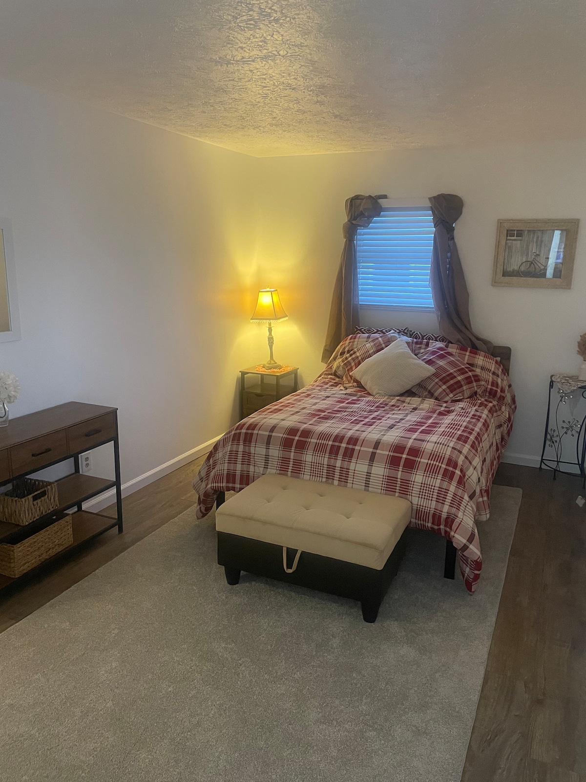 El dormitorio principal tiene 2 puertas que se cierran con acceso privado al medio baño. 