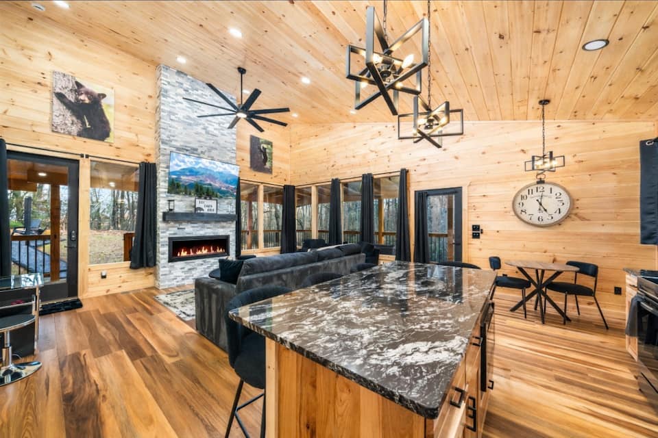 A new one-bedroom cabin near the Smokies, Sevierville, Tennessee, United States, photo 3 of 10
