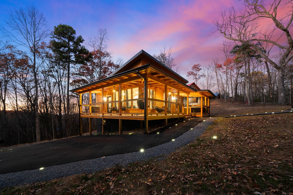 A new one-bedroom cabin near the Smokies, Sevierville, Tennessee, United States, photo 1 of 10