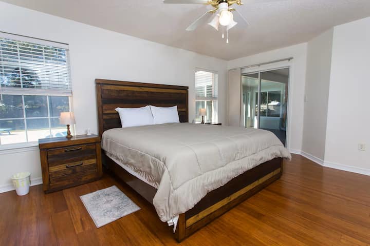 La grande suite parentale dispose d'un lit king size et de sa propre entrée/sortie directement dans/depuis la chambre Florida.  Station de recharge et lampes de chaque côté du lit.