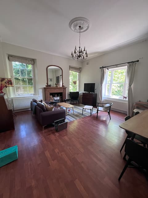 Large Flat nr Dulwich College London. WiFi.Parking