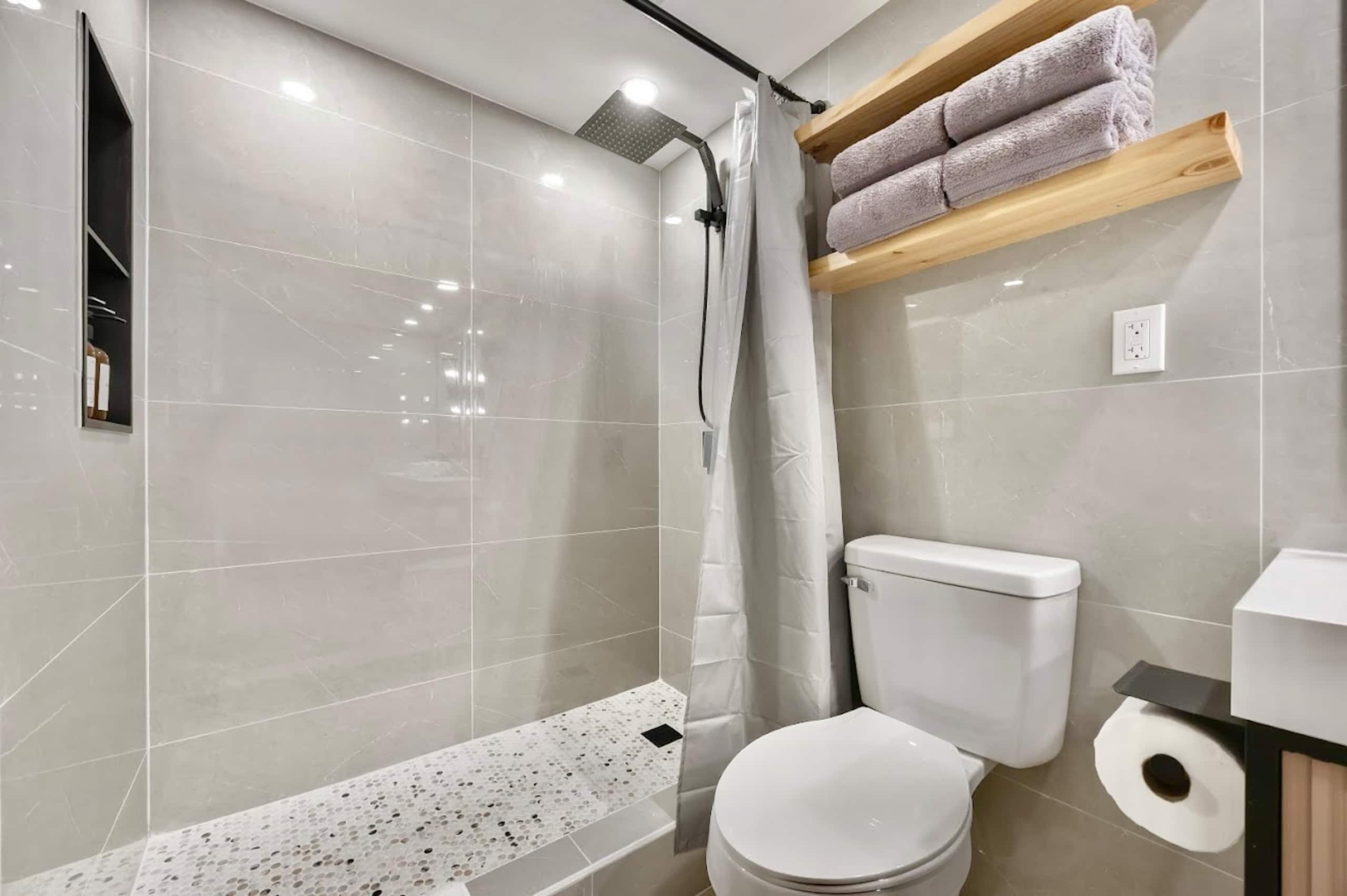 15F-Beautiful Escape-1BR Condo-w/Parking|Pool|Gym - Image 41