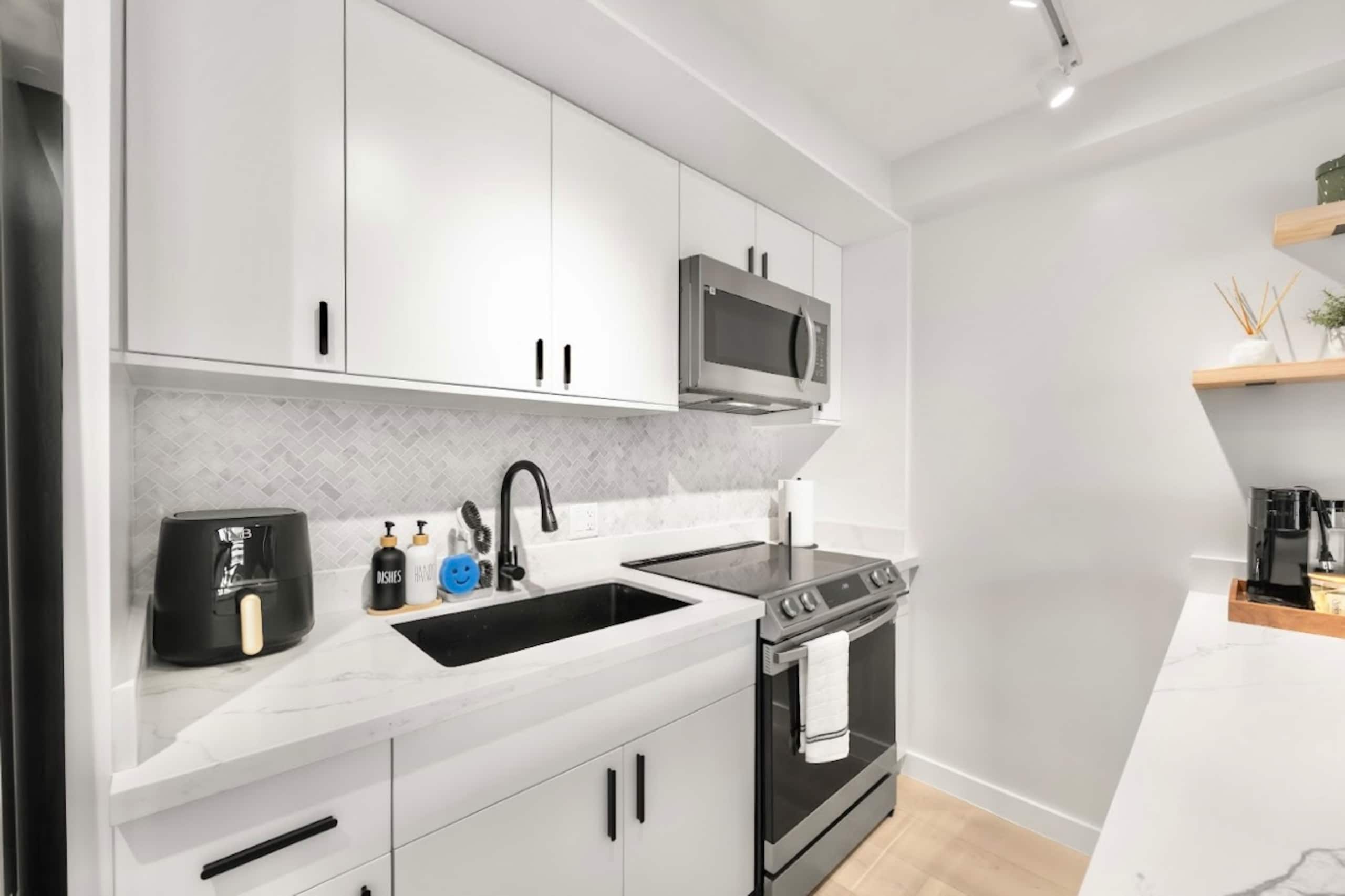 15F-Beautiful Escape-1BR Condo-w/Parking|Pool|Gym - Image 19