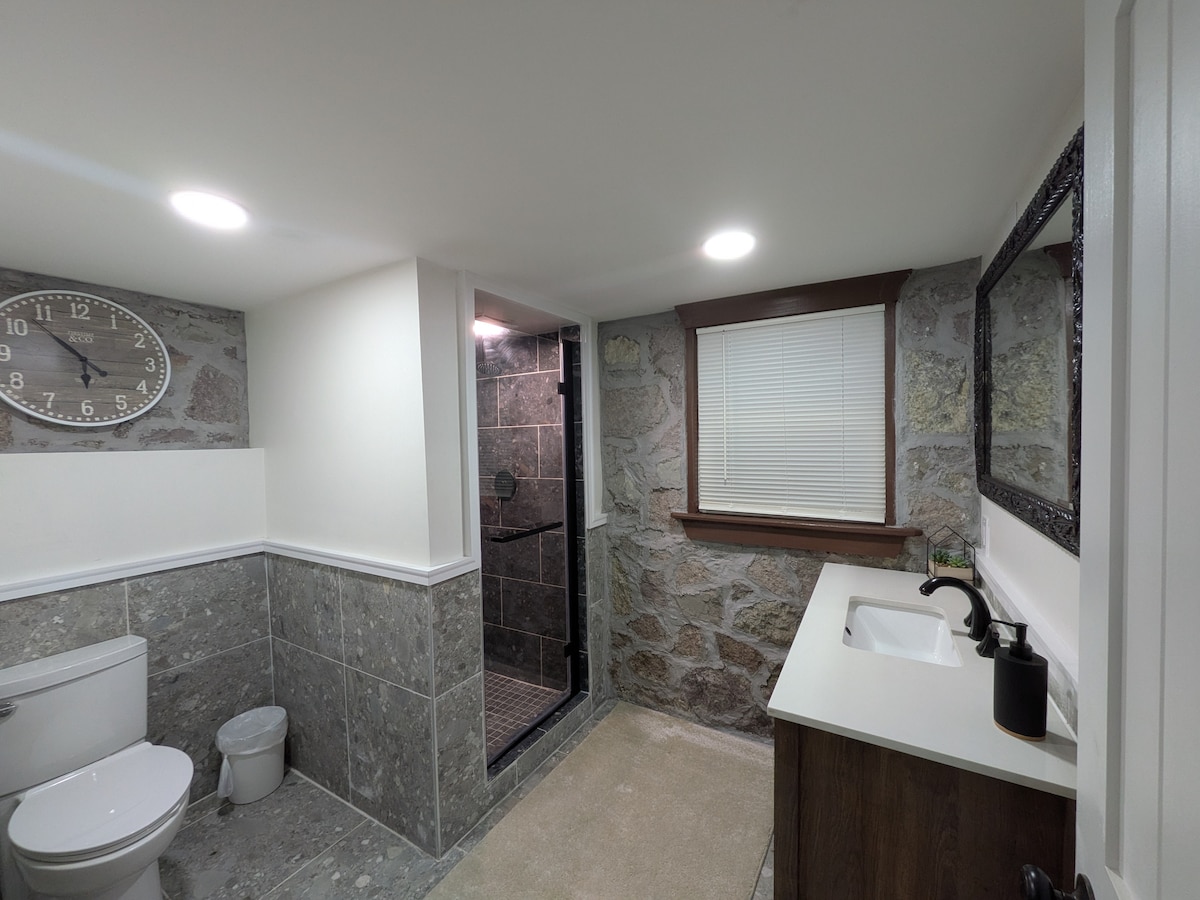Gingerbread Studio w/ Private Entry | 31+ Days – Photo 12