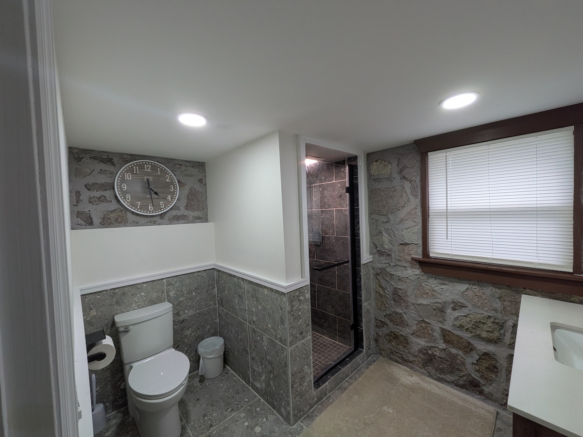 Gingerbread Studio w/ Private Entry | 31+ Days – Photo 8