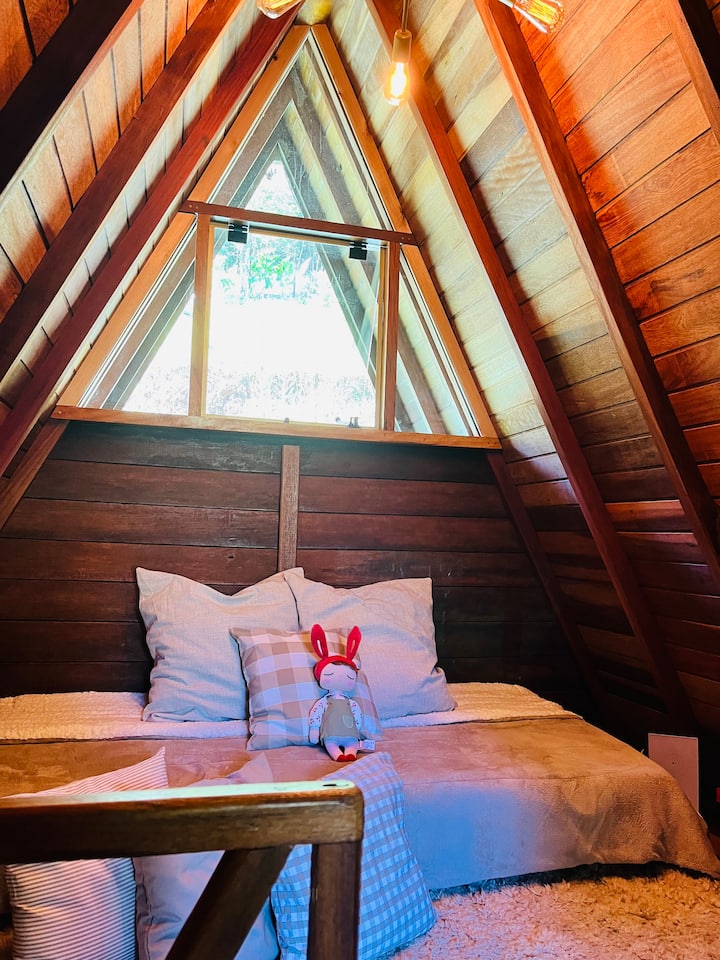 Единечен кревет со килим и многу перници за да биде топло 