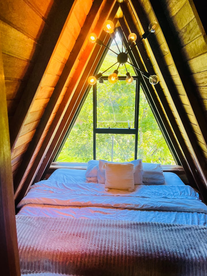 Спална соба со брачен кревет (кревет со чаршафи, 4 перници, јорган и ќебе).