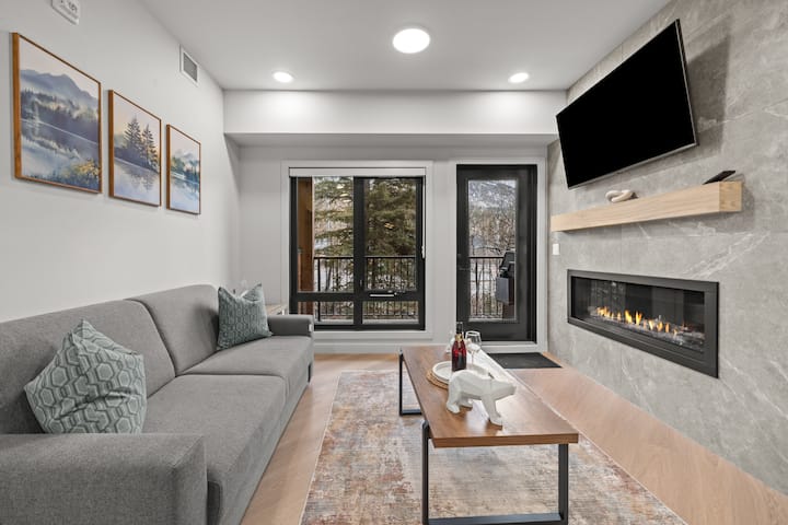Pool & Hottub | Built 2025 | 15 Min Drive To Banff - Canmore