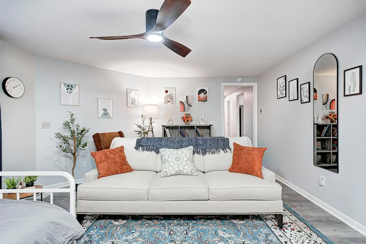 Светол, пријатен дневен простор со плишан кауч, модерен декор, вентилатор на таванот и стилски детали. Удобно и внимателно дизајнирано – совршено за опуштање, читање или собирање по ден поминат во истражување.