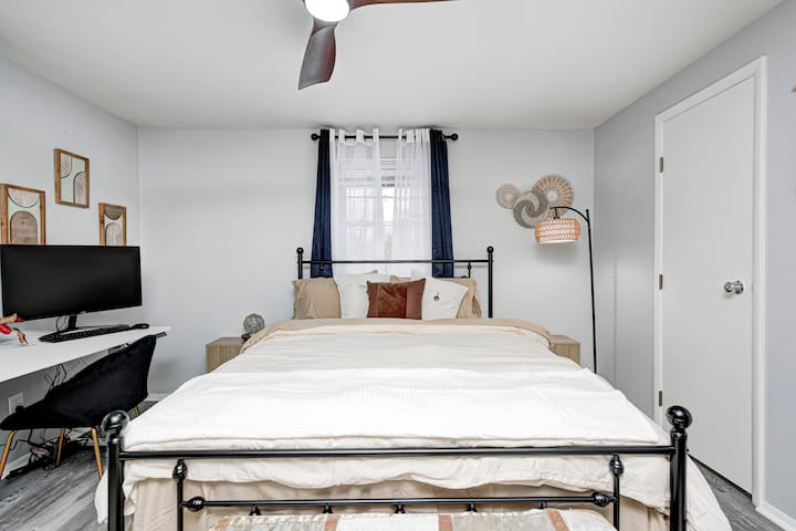 Спокојна, пријатна спална соба со брачен кревет (широк 150 – 179 см), мека неутрална постелнина и ткаено осветлување. Специјална работна маса со биро за стоење, монитор, тастатура и глувче, идеална за удобно работење од дома.