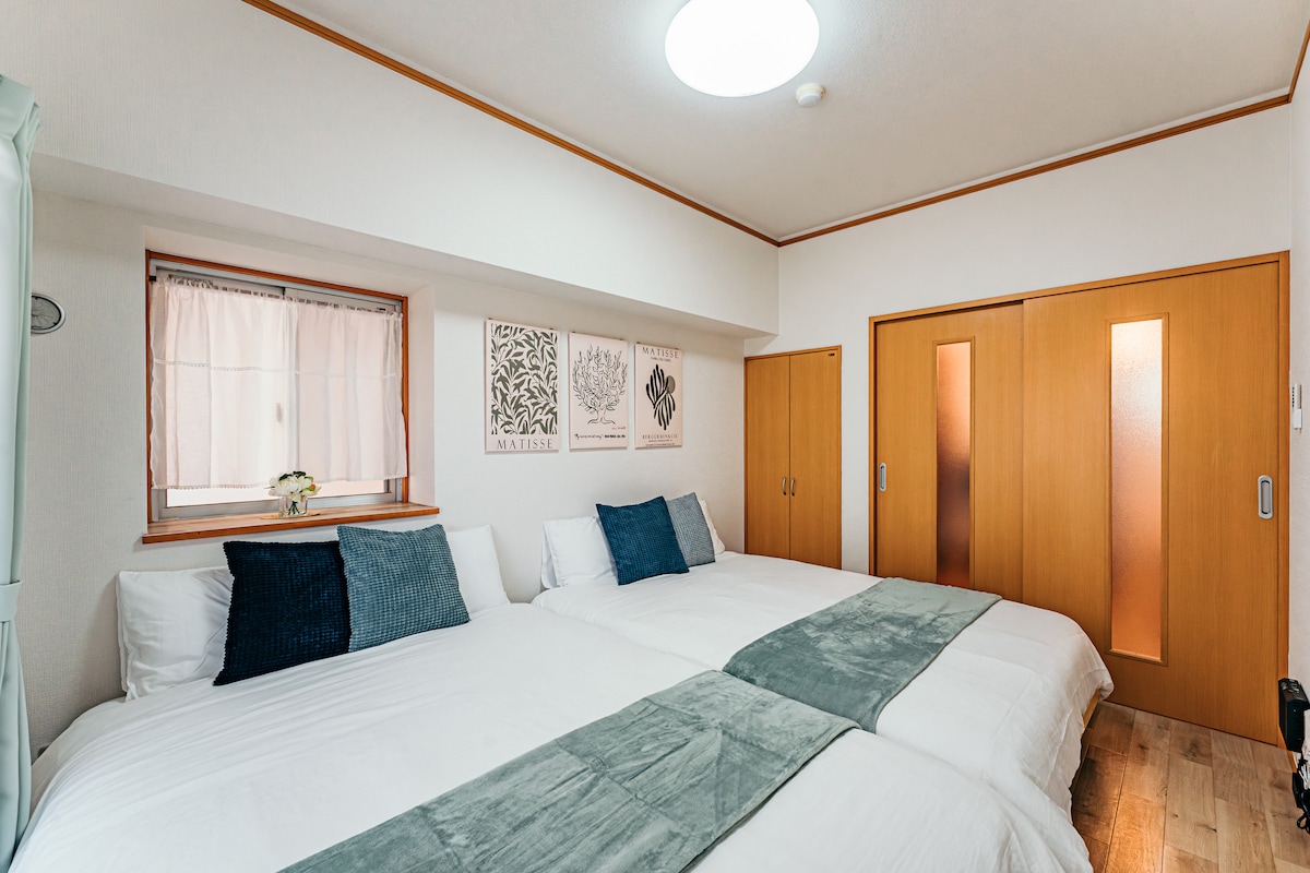 Es una habitación con una cama doble.