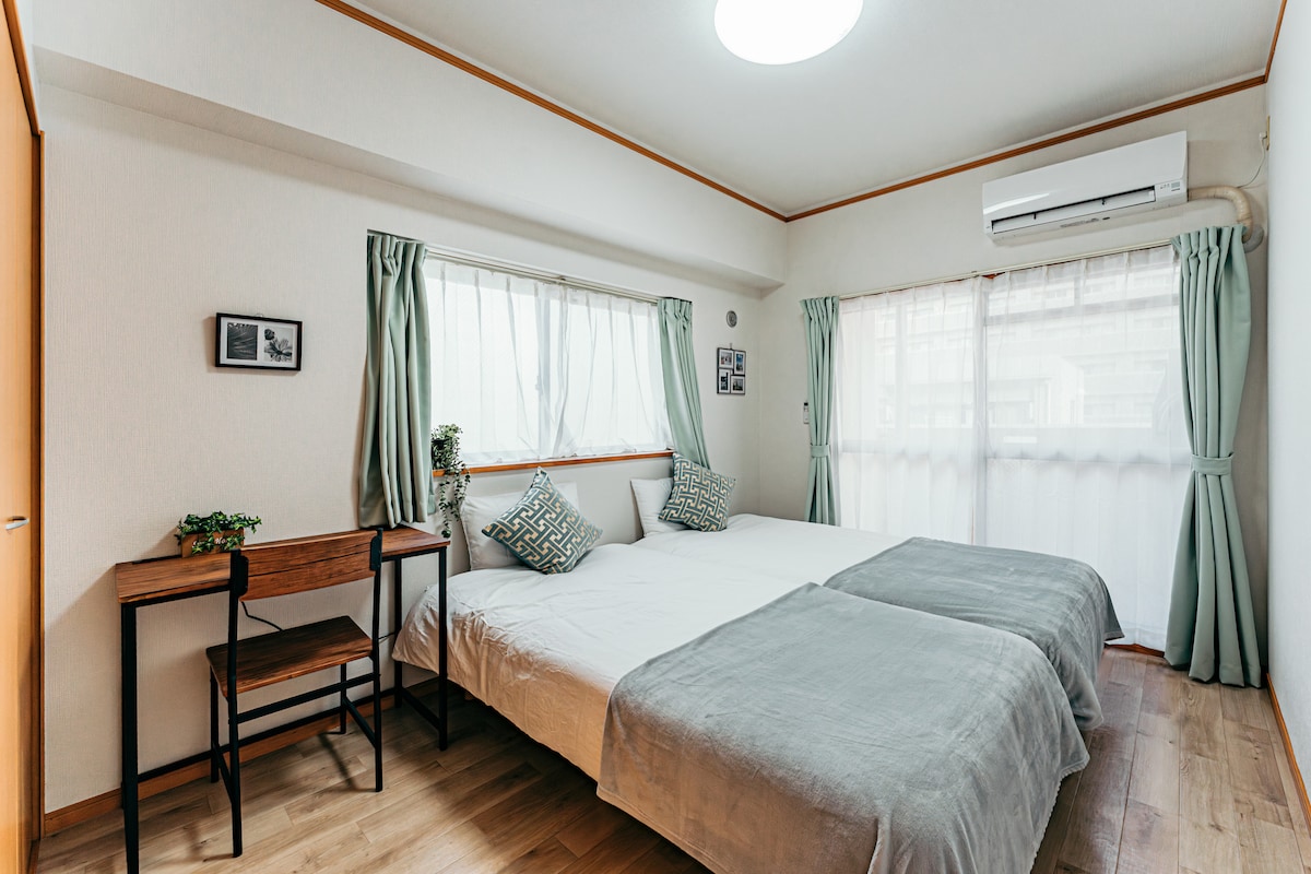 La habitación tiene 2 camas individuales.