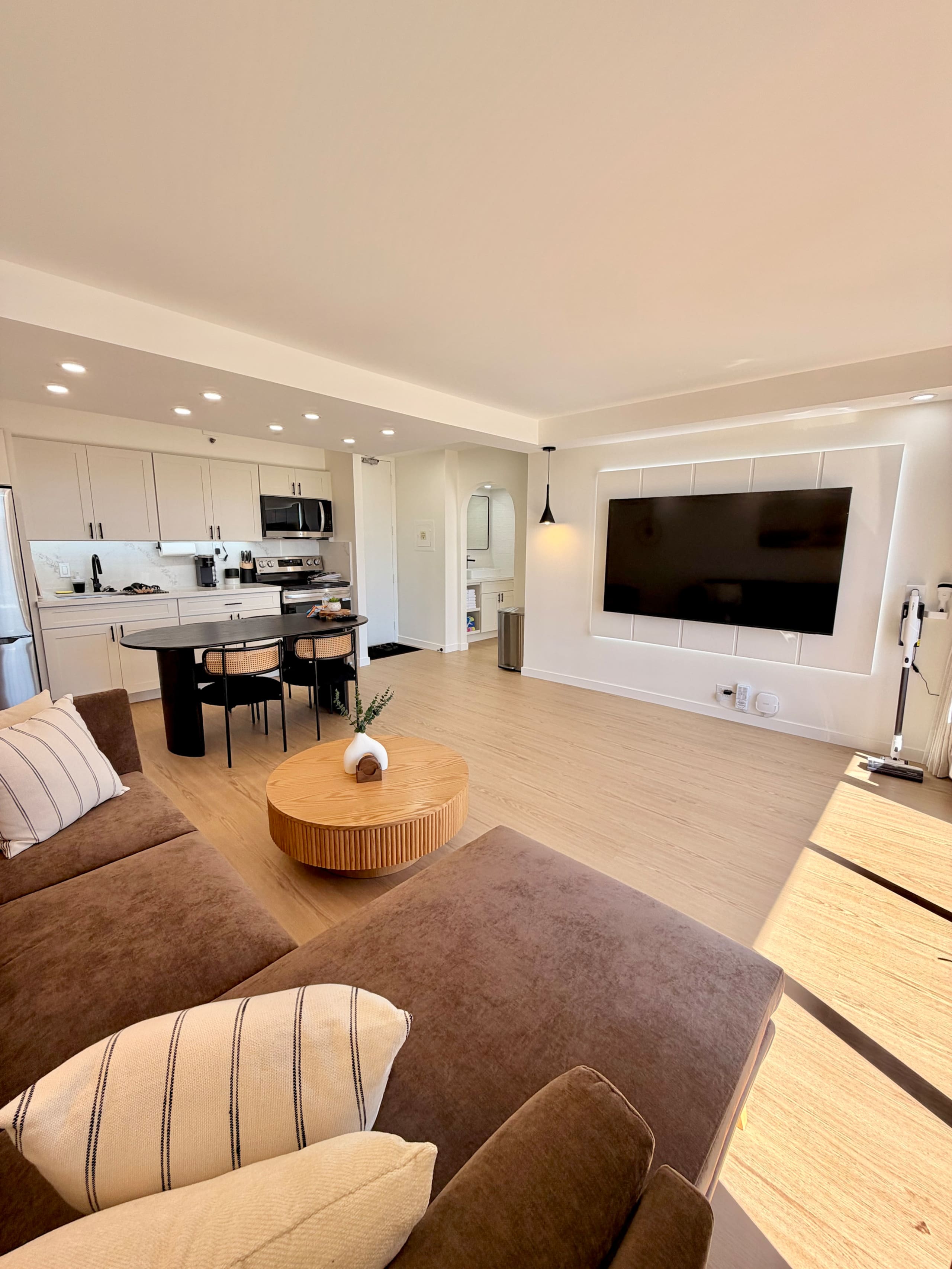 Waikiki Banyan DH & Ocean View #8 | Free Parking - Image 1