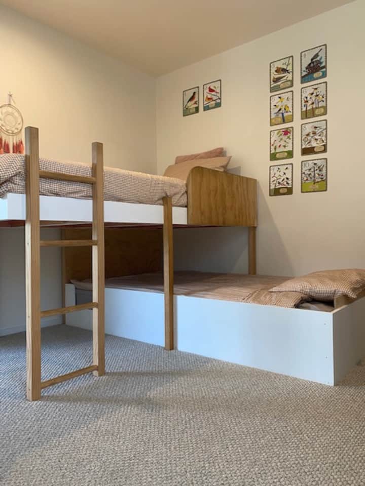 2 samostatné poschodové postele