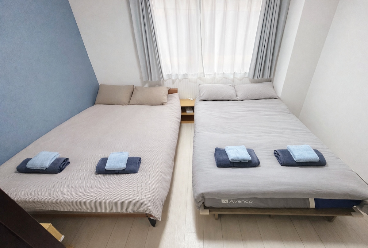 Vďaka priestrannému usporiadaniu postelí je ideálne aj pre rodiny a skupiny.
Je to svetlá, jednoduchá a čistá izba štúdiového typu.
Má 1 manželskú posteľ a 1 menšiu manželskú posteľ a môže sa v ňom ubytovať až 4 osoby.
Najpohodlnejšie je pre 1 – 3 osoby.