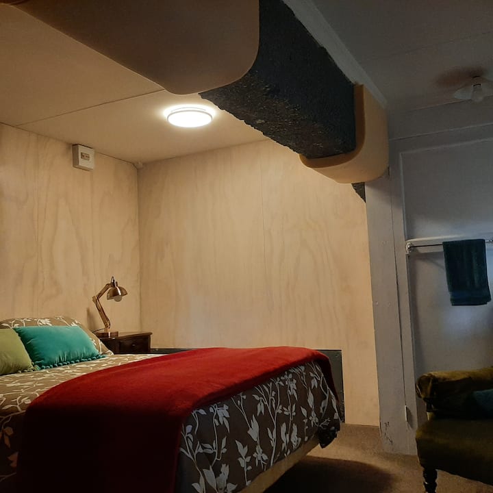 Моля, обърнете внимание на ниската височина на вратата и бетонната греда предварително, ако планирате да се нуждаете от три отделни легла