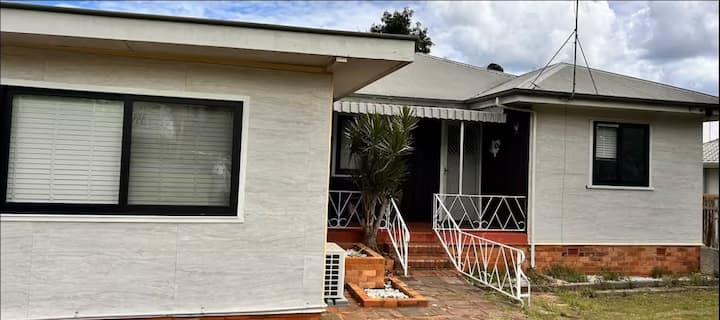 Perfect Location! East
Cottage(1 - 12 Guests Stay) - Toowoomba