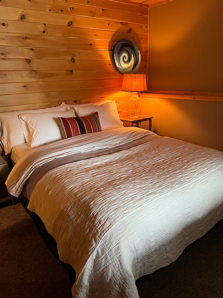 Bedroom 4 is located off the children’s playroom area and faces the slopes. Queen bed with closet. 